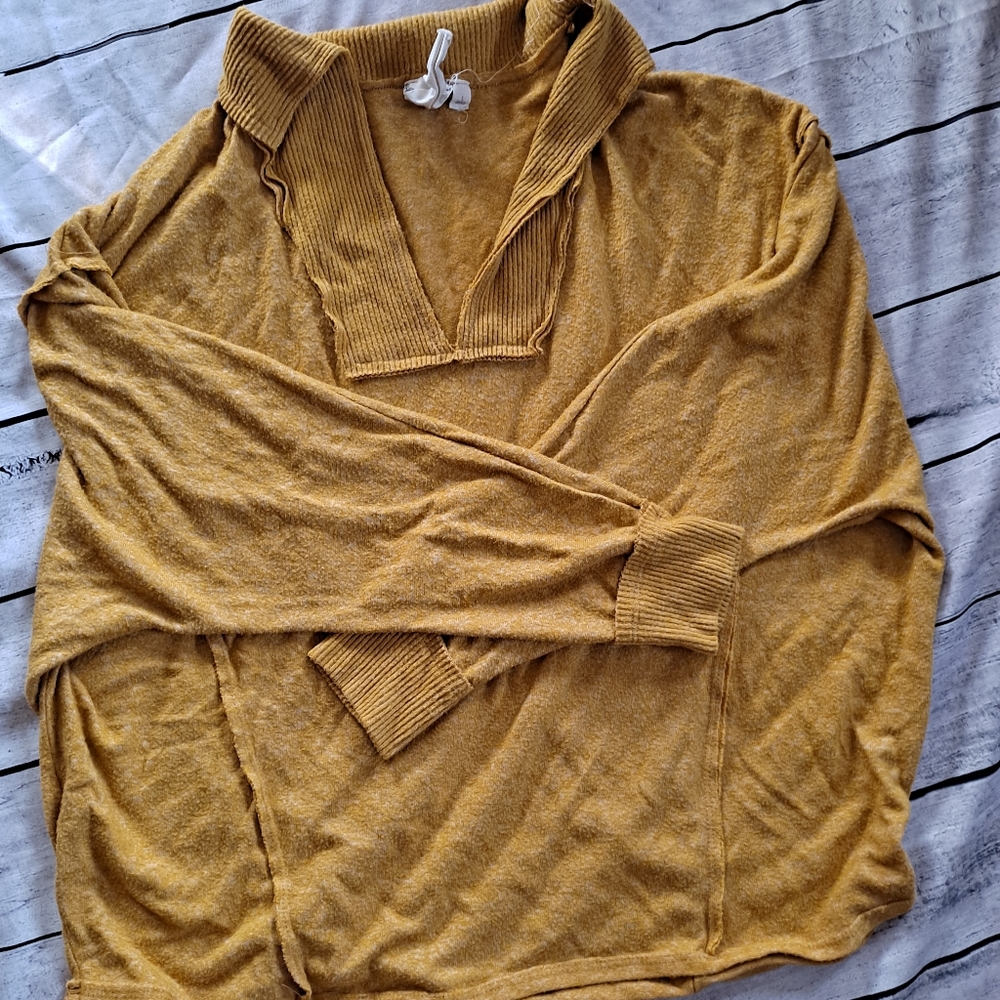 Blu Pepper Mustard Yellow V-Neck Knit Sweater L